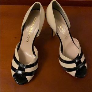 Claudia Ciuti cream and black pumps